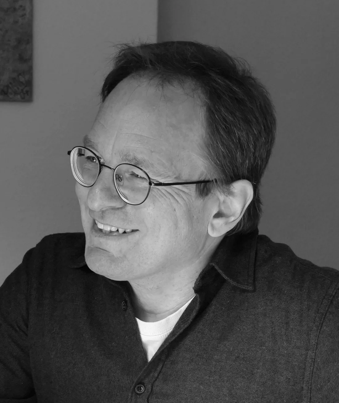 Jürgen Breuninger lächelt und blickt zum Kontaktformular